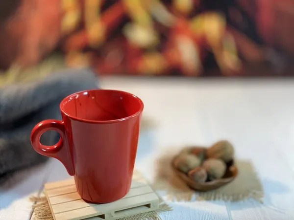 Gibt Untersetzer Aus Holz Und Eine Rote Kaffeetasse Und Eine — Stockfoto