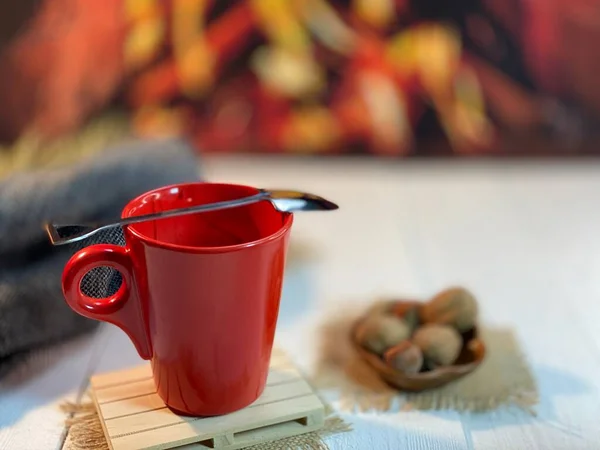 Gibt Untersetzer Aus Holz Und Eine Rote Kaffeetasse Und Eine — Stockfoto