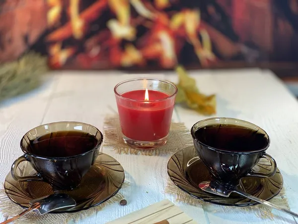 Hay Tazas Café Una Vela Roja Encendida Una Mesa Madera — Foto de Stock