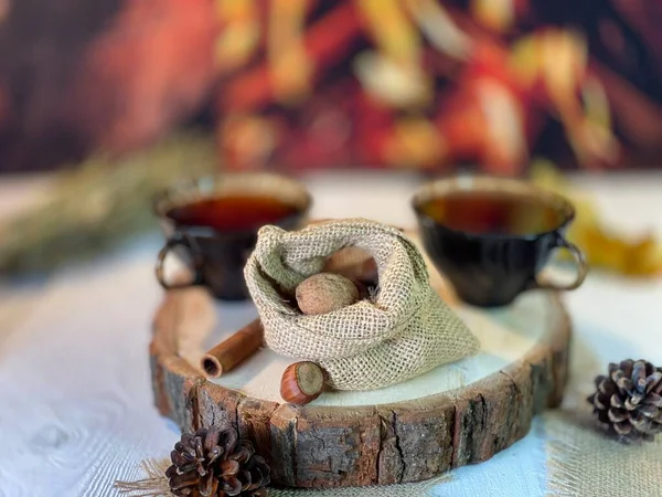 Dřevěném Podstavci Jsou Šálky Kávou Pytel Ořechů Bílém Dřevěném Stole — Stock fotografie