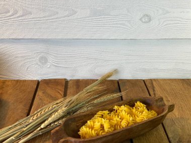 Meşe ağacından yapılmış bir masa. Üzerlerindeki kavanozları görebilirsiniz. Bir sürü mısır ve erişteli tahta kaşık.