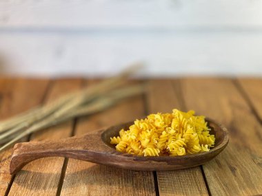 Meşe ağacından yapılmış bir masa. Üzerlerindeki kavanozları görebilirsiniz. Bir sürü mısır ve erişteli tahta kaşık.