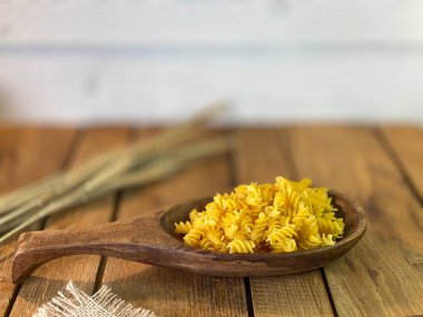 Meşe ağacından yapılmış bir masa. Üzerlerindeki kavanozları görebilirsiniz. Bir sürü mısır ve erişteli tahta kaşık.