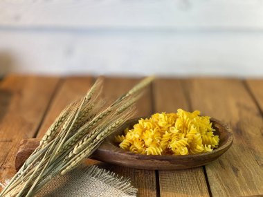 Meşe ağacından yapılmış bir masa. Üzerlerindeki kavanozları görebilirsiniz. Bir sürü mısır ve erişteli tahta kaşık.