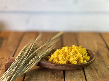 Meşe ağacından yapılmış bir masa. Üzerlerindeki kavanozları görebilirsiniz. Bir sürü mısır ve erişteli tahta kaşık.