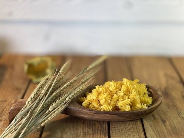 Meşe ağacından yapılmış bir masa. Üzerlerindeki kavanozları görebilirsiniz. Bir sürü mısır ve erişteli tahta kaşık.