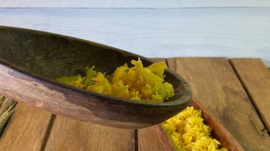 Meşe ağacından yapılmış bir masa. Üzerlerindeki kavanozları görebilirsiniz. Bir sürü mısır ve erişteli tahta kaşık.