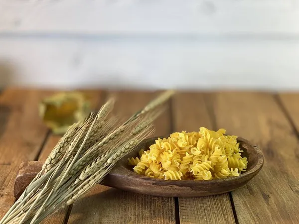 Meşe ağacından yapılmış bir masa. Üzerlerindeki kavanozları görebilirsiniz. Bir sürü mısır ve erişteli tahta kaşık.