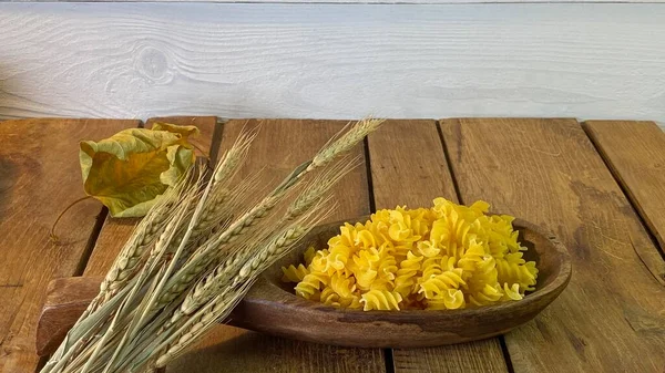 Meşe ağacından yapılmış bir masa. Üzerlerindeki kavanozları görebilirsiniz. Bir sürü mısır ve erişteli tahta kaşık.