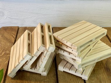 Ahşap paletler, çam ağacının arka planındaki meşe ağacının üzerinde beyaz boyalı.