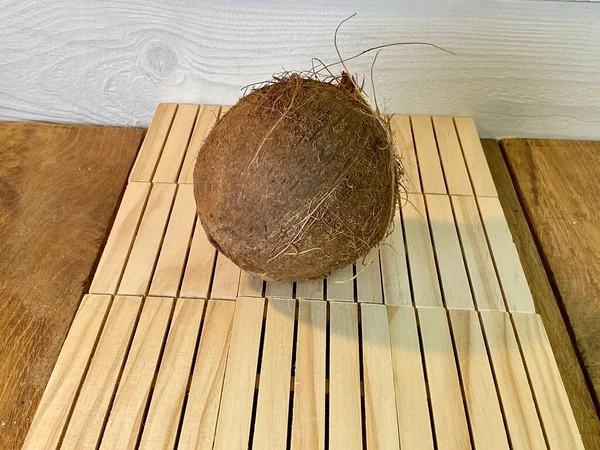 Coco Está Deitado Paletes Madeira Que Estão Deitadas Sobre Mesa — Fotografia de Stock