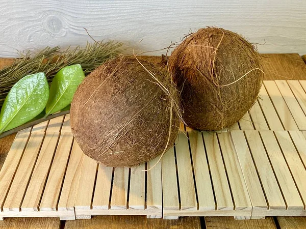 Coco Está Deitado Paletes Madeira Que Estão Deitadas Sobre Mesa — Fotografia de Stock