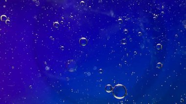 soyut makro fotoğraf renkli arkaplan yağ damlaları ve suyun üzerinde yüzen hava kabarcıkları