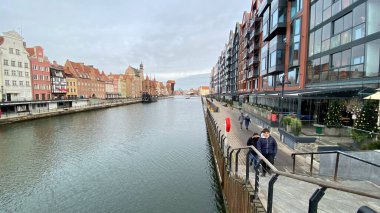 Gdansk Polonya 7 Ocak 2022. Eski kasaba, Motlawa Nehri üzerindeki tarihi binalar, panoramik manzara
