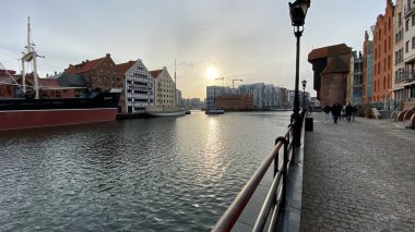 Gdansk Polonya 7 Ocak 2022. Eski Şehir - Motlawa Nehri 'ndeki tarihi binalar, Ulusal Denizcilik Müzesi ve tarihi gemi Soldek görünür