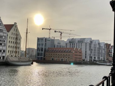 Gdansk Polonya 7 Ocak 2022. Motlawa Nehri üzerindeki Wyspa Spichrzow Su kanalının yanındaki binaların güzel mimarisi