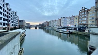 Gdansk Polonya 7 Ocak 2022. Eski kasaba, Motlawa Nehri üzerindeki tarihi binalar, panoramik manzara