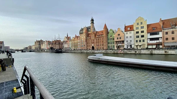 Gdańsk Polska Stycznia 2022 Stare Miasto Zabytkowe Budynki Nad Rzeką — Zdjęcie stockowe