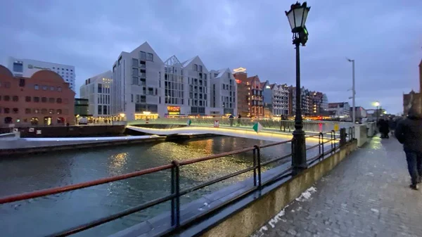 Gdansk, 8 Ocak 2022. Motlawa Nehri 'ndeki Granary Adası. Su kanalı kenarındaki binaların güzel mimarisi. Akşamları aydınlanıyor.