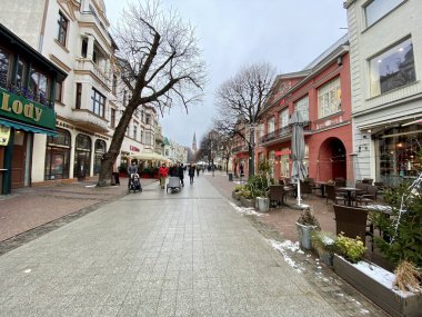 Sopot, Pomorskie Voyvoda, 8 Ocak 2022. Bohaterow Monte Cassino 'nun ana caddesindeki ilginç, tarihi binalar.