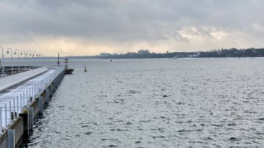 Sopot, Pomeranya Voyvoda 8 Ocak 2022 Kışın Sopot İskelesinde ahşap marina