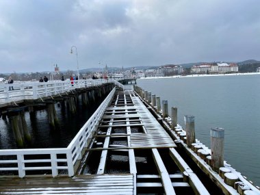 Sopot, Pomorskie Voyvoda, 8 Ocak 2022. İlginç tarihi binalar Sopot iskelesi tahtadan yapılmış, Avrupa 'nın en uzun binası, 512 metre.