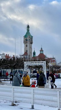 Sopot, Pomeranya Voyvoda, 8 Ocak 2022. İlginç, tarihi Zdrojowy Meydanı, Spa Evi ve Deniz feneri manzarası