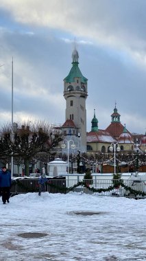 Sopot, Pomeranya Voyvoda, 8 Ocak 2022. İlginç, tarihi Zdrojowy Meydanı, Spa Evi ve Deniz feneri manzarası