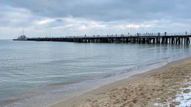 Sopot, Pomorskie Voyvoda, 8 Ocak 2022. İlginç tarihi binalar Sopot iskelesi tahtadan yapılmış, Avrupa 'nın en uzun binası, 512 metre.