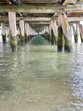 Sopot, Pomorskie Voyvoda, 8 Ocak 2022. İlginç tarihi binalar. Sopot iskelesi tahtadan yapılmış, Avrupa 'nın en uzun iskelesi. Aşağıdan 512 metre görünüyor.