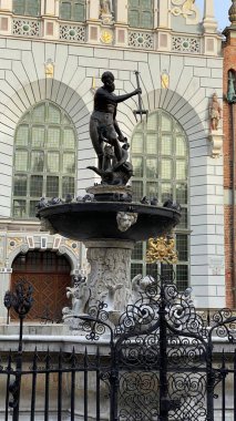 Gdansk Polonya 7 Ocak 2022 Eski Şehir - Dluga ve Dlugi Targ 'daki tarihi binalar - Neptün Çeşmesi' ndeki renkli apartman evleri