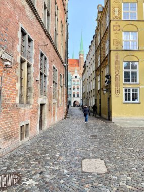 Gdansk Polonya 7 Ocak 2022 Eski Şehir - Dluga ve Dlugi Targ 'daki tarihi binalar - renkli apartmanlar