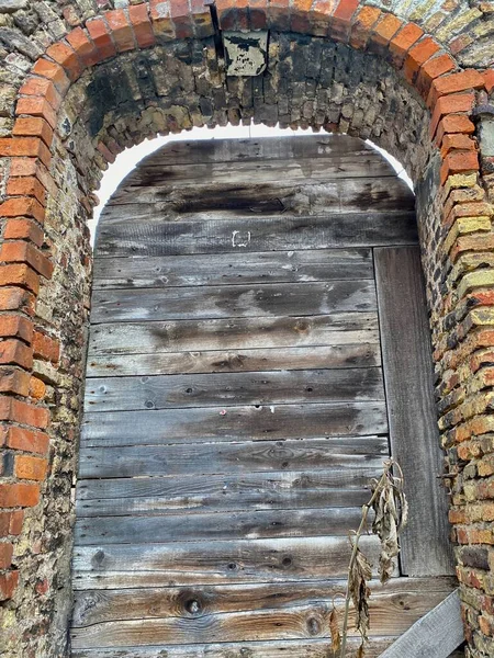 グダニスクポーランド2022年1月7日旧市街 歴史的建造物 グラナリー島のカラフルな家目に見える門 — ストック写真