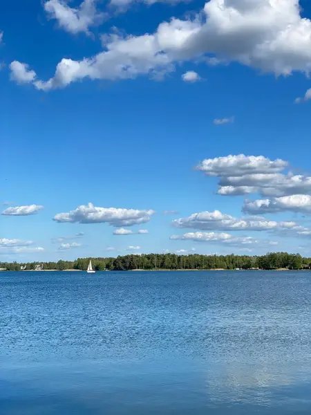 Blue Sky Clouds Clear Water Lake View — Fotografia de Stock