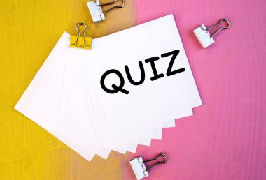 Çok renkli bir arkaplanda yazı sınavı yazılı beyaz bir plaket var.