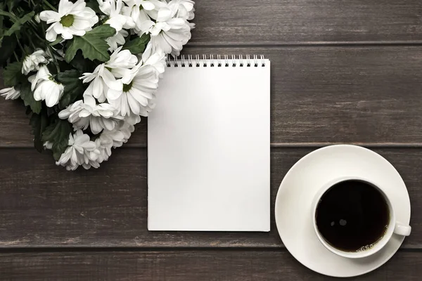 Notitieblok Met Plaats Voor Tekst Een Houten Tafel Een Boeket — Stockfoto