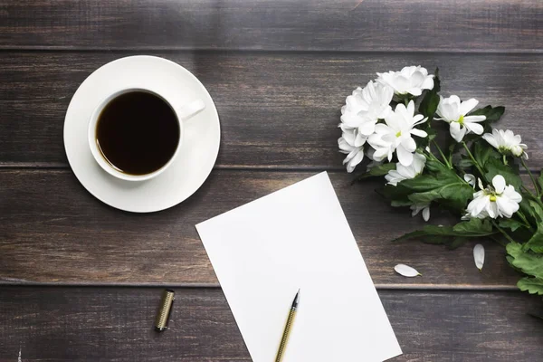 Wit Blanco Vel Met Een Boeket Chrysanten Een Kop Koffie — Stockfoto