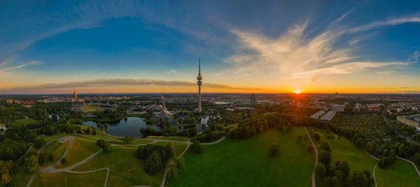 太阳升到慕尼黑上空一个真实的画面：早上阳光灿烂的巴林首都. — 图库照片