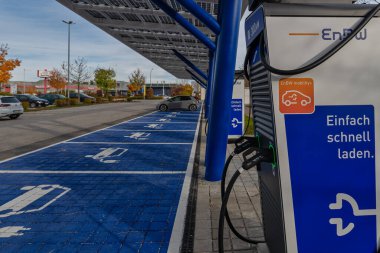 EnBW 'nin yeni e-mobilty şarj istasyonu. Endüstri parkı Unterhaching, Bavyera, 25 Ekim 2021.