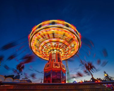 Akşamları dönen insanlarla zincir atlıkarıncada eğlenmek.