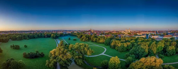 A bela vista de um drone no Englischer Garten de Munique em uma manhã cedo — Fotografia de Stock