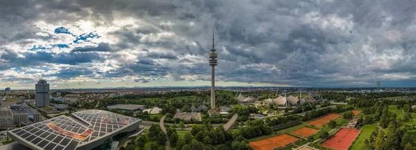 Vista aérea de Olympiapark e da Olympiaturm Olympic Tower Munique. — Fotografia de Stock