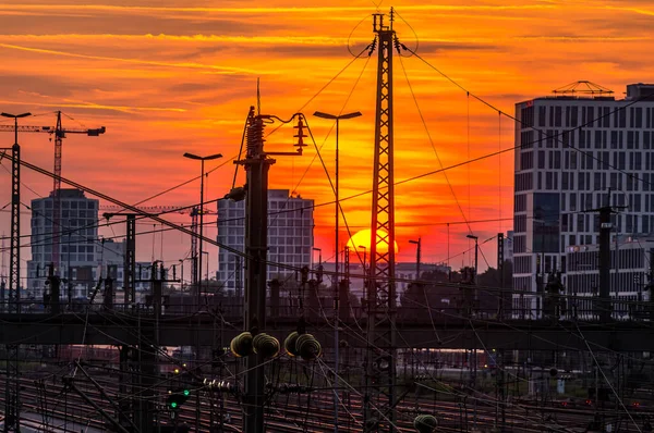 Munique ao pôr-do-sol laranja, vista sobre os caminhos-de-ferro em direcção à ponte Donnersberger — Fotografia de Stock