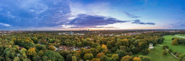 Munichs Englischer Garten em vista panorâmica como um destino turístico popular. — Fotografia de Stock