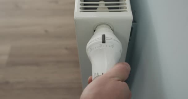 Hand Slå Och Termostaten Ett Väggfäste Varmvattenberedare Panel För Att — Stockvideo