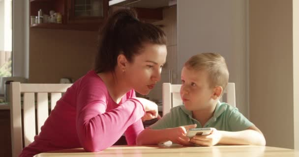 Little Kid Hraje Telefonu Ukazuje Svou Hru Matku Učí Jak — Stock video