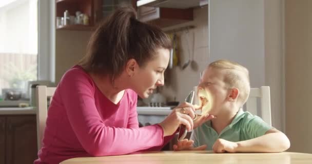 Родительская Мать Проверяет Зубы Горло Своего Ребенка Помощью Вспышки Мобильного — стоковое видео
