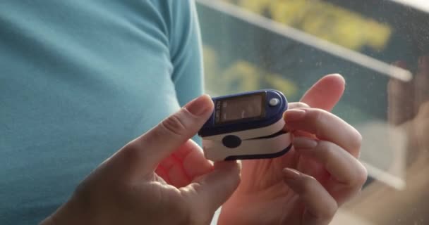 Tutup Tangan Perempuan Menggunakan Pulse Oximeter Memeriksa Tingkat Oksigen — Stok Video