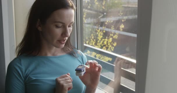 Bella Femmina Sta Usando Pulsossimetro Controllando Suo Livello Ossigeno Piedi — Video Stock