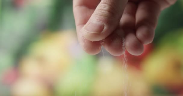 과좋은 식품을 배경으로 소금을 소금을 손가락을 클로즈업 — 비디오